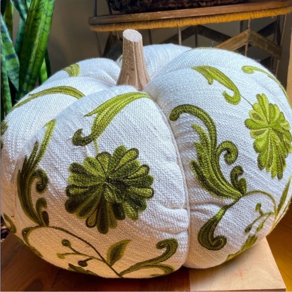 πBeautifully Crafted Embroidered Green and Cream Decorative Pumpkin-large - Picture 5 of 13